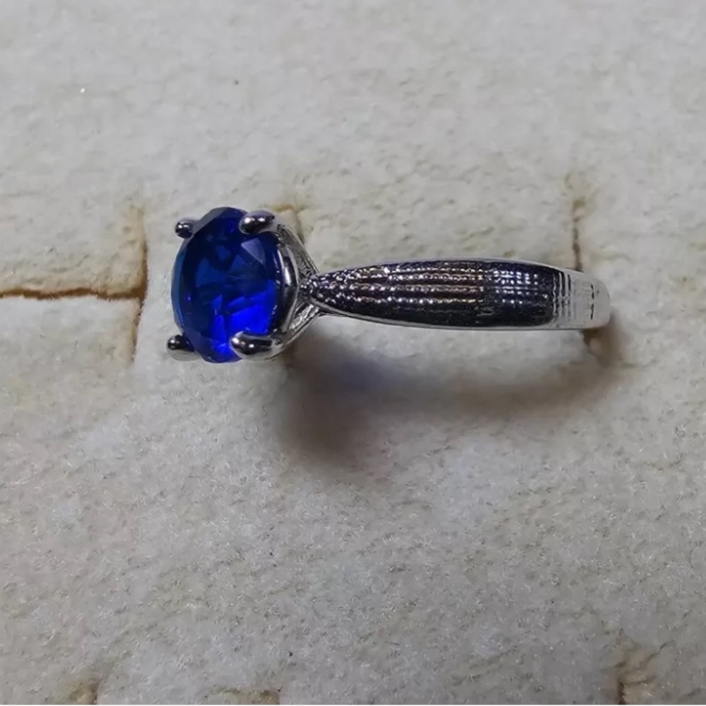 BEAUTIFUL VINTAGE SILVER TONE BLUE RHINESTONE RING SIZE 8 - Picture 2 of 6